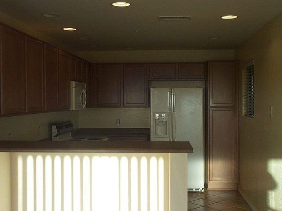 Big Kitchen w/Breakfast Bar/Microwave