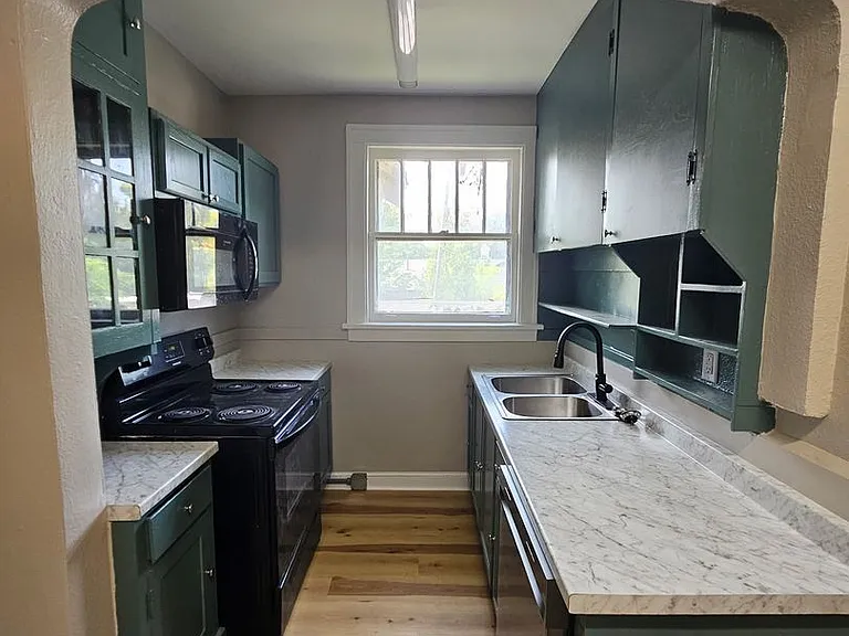 2405 Battery St #B — Photo 8