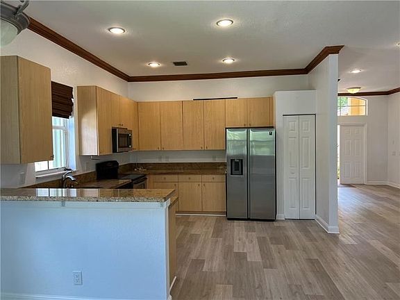 4th image of 1002 Lavender Cir