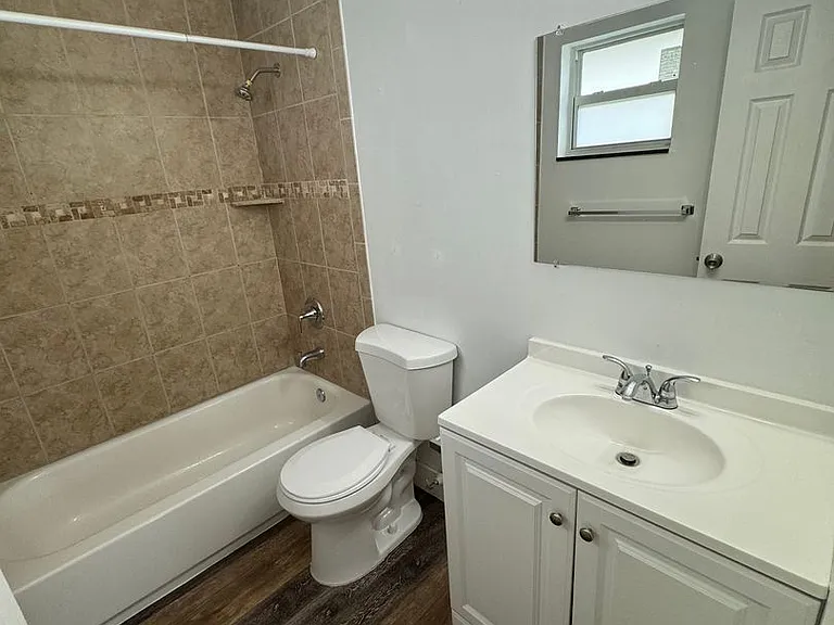 2500 Johnson St — Photo 12