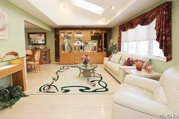3 bed, 2.0 bath, 2012 sqft, $5,500 — Photo 3