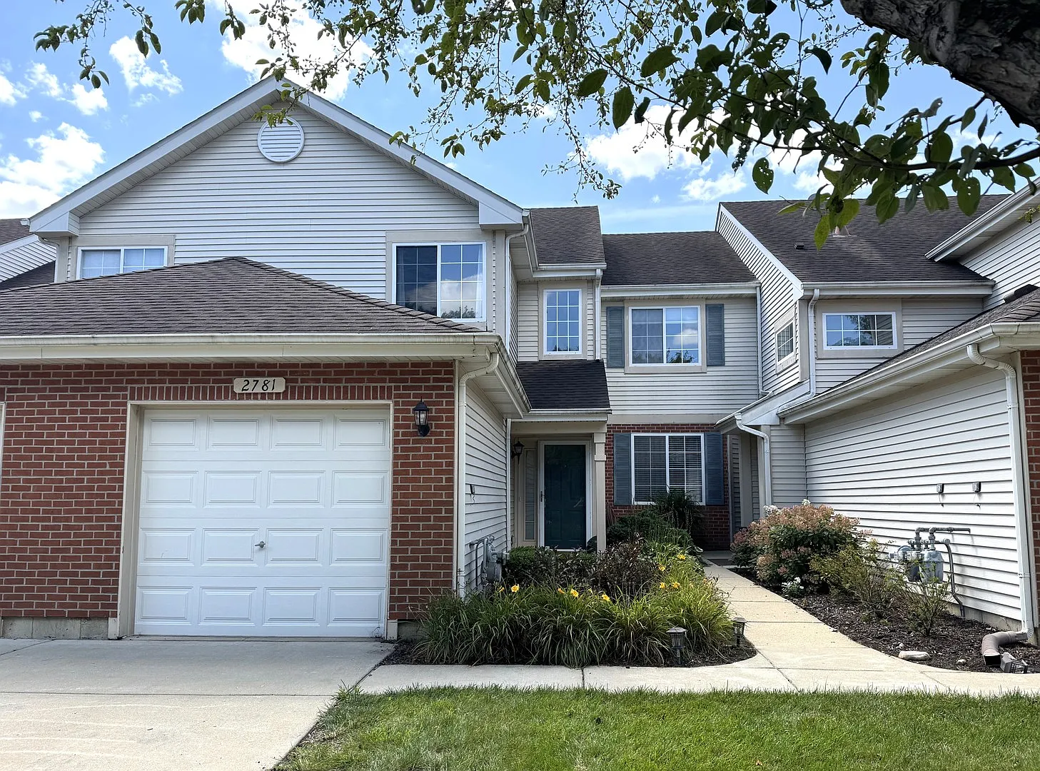 2 bed, 1.5 bath, 1273 sqft, $2,200 — Photo 1