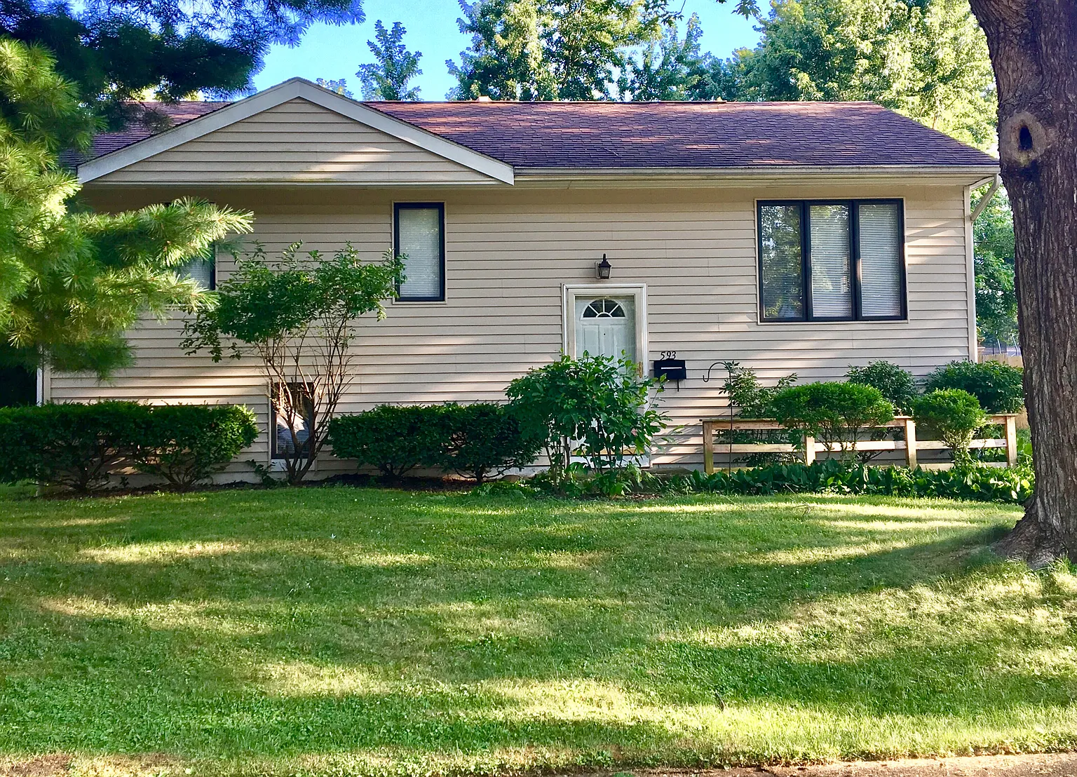 593 Fairholme Rd photo 1