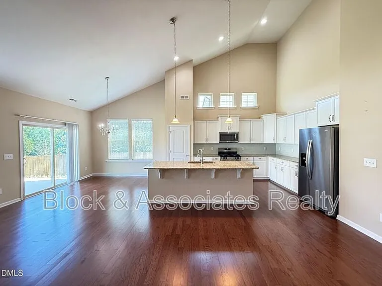 2433 Cedar Rock Dr — Photo 4