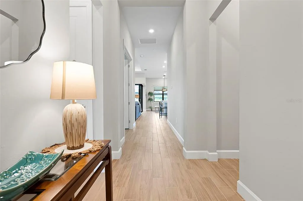 3 bed, 2.0 bath, 1889 sqft, $5,000 — Photo 3