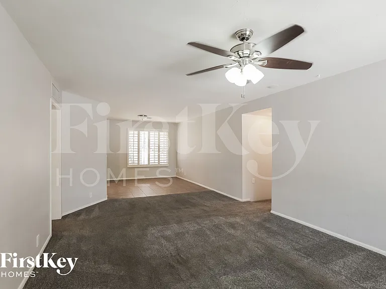 1357 W Sells Dr — Photo 2