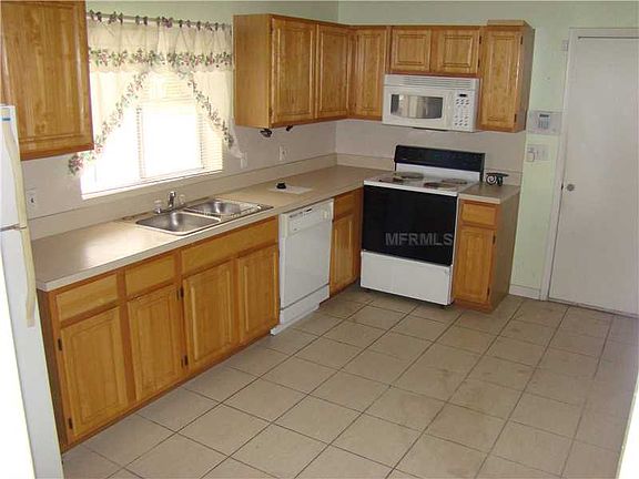 3rd image of 8522 Oak Bluff Dr