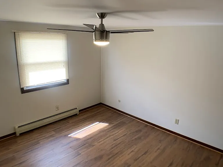 Embassy Square Apartments — Photo 91