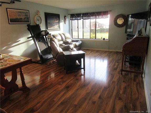5th image of 350 Grovers Ave Unit 1G