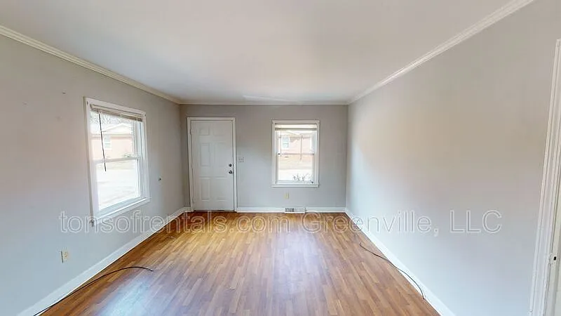 2 bed, 1.0 bath, $950 — Photo 2