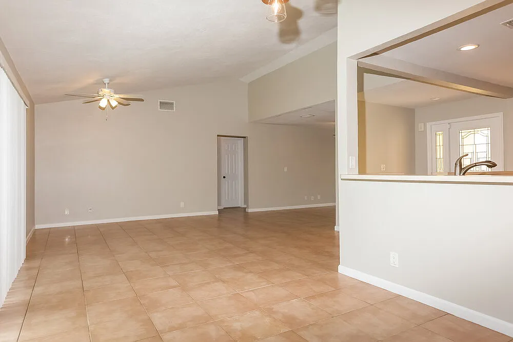 3 bed, 2.0 bath, 1504 sqft, $4,320 — Photo 4
