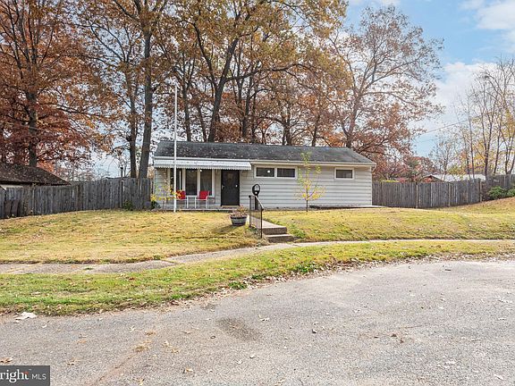 4th image of 1103 Somerset Dr