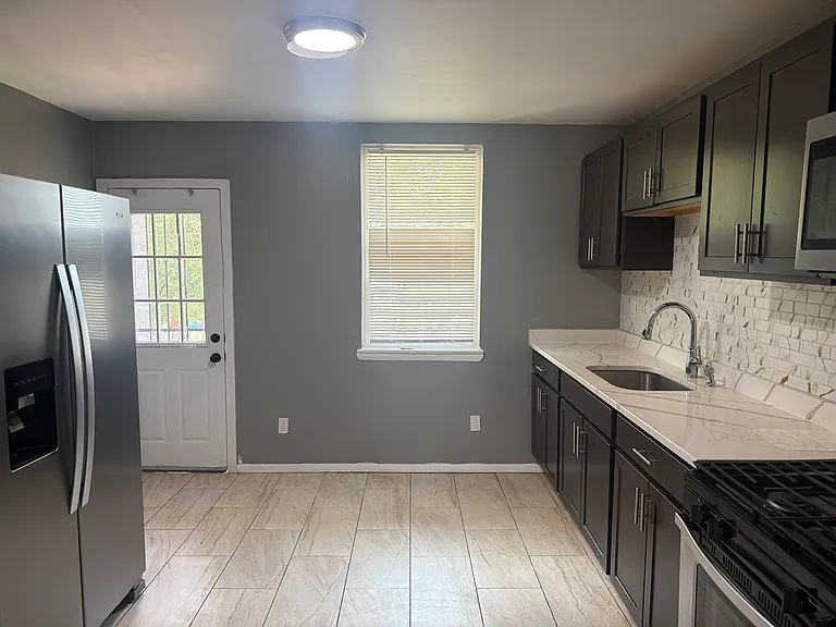 2333A Lauretta Ave — Photo 2