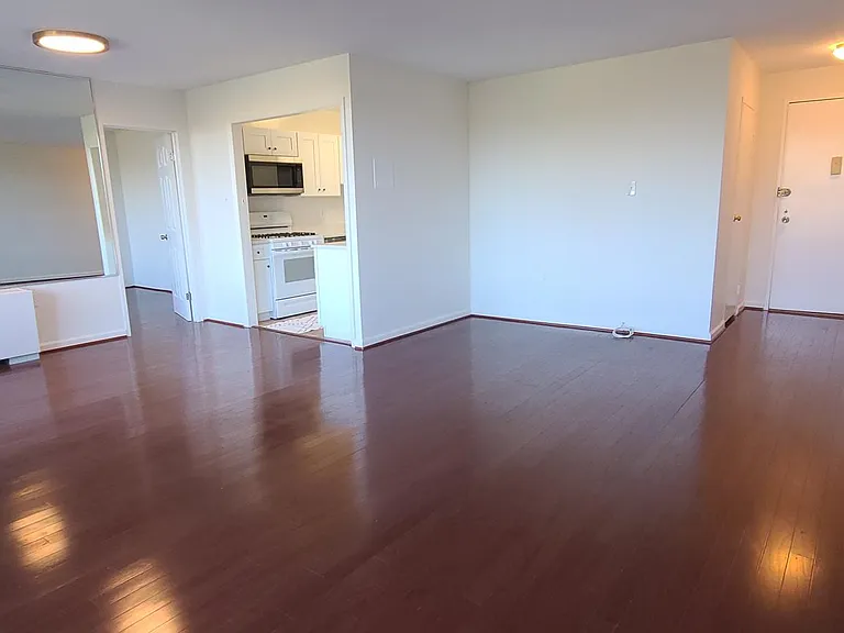 10401 Grosvenor Pl #518 — Photo 4