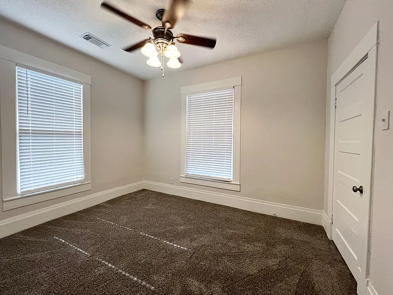 421 E Myrtle St — Photo 11