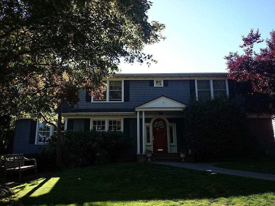 2nd image of 3315 E Laurelhurst Dr NE