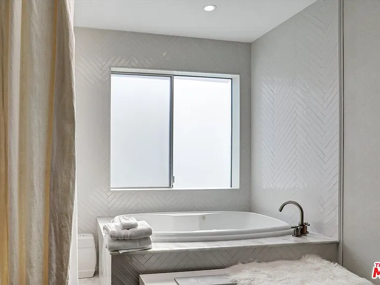 2425 Clement Ave — Photo 12