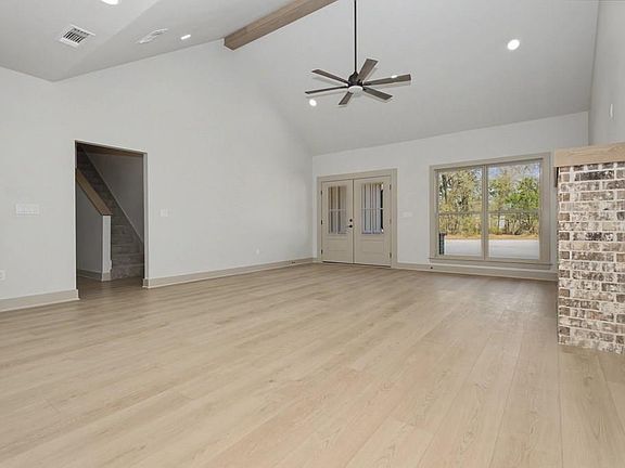 3rd image of 1013 SW Front