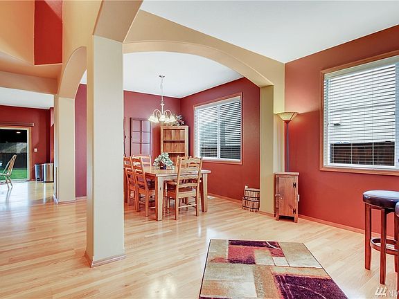3rd image of 228 Easton Ave W