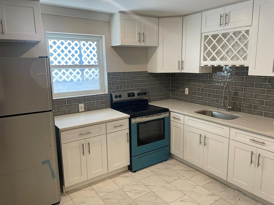 1st image of 32 Coolidge Ave Floor 1