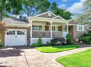 18 Phillips Rd, Massapequa Park, NY 11762