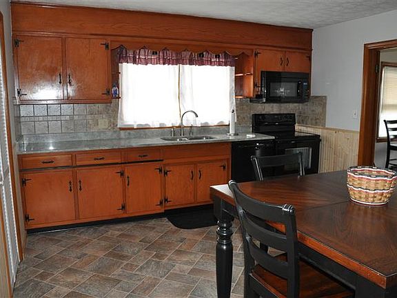 Kitchen w/Granite Countertop