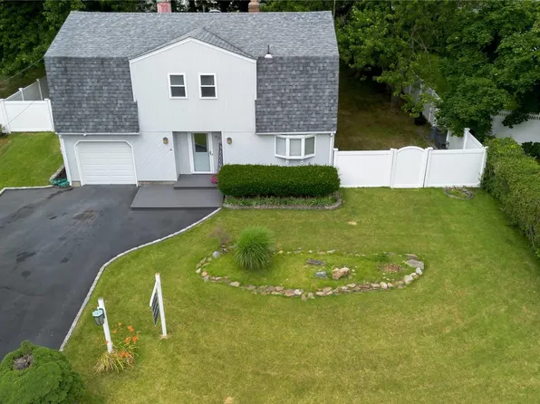 90 Wexford Drive, Oakdale, NY 11769