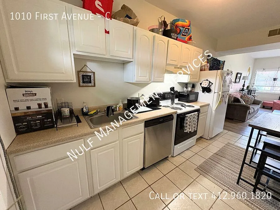 Building Photo - 1010 1st Ave #C