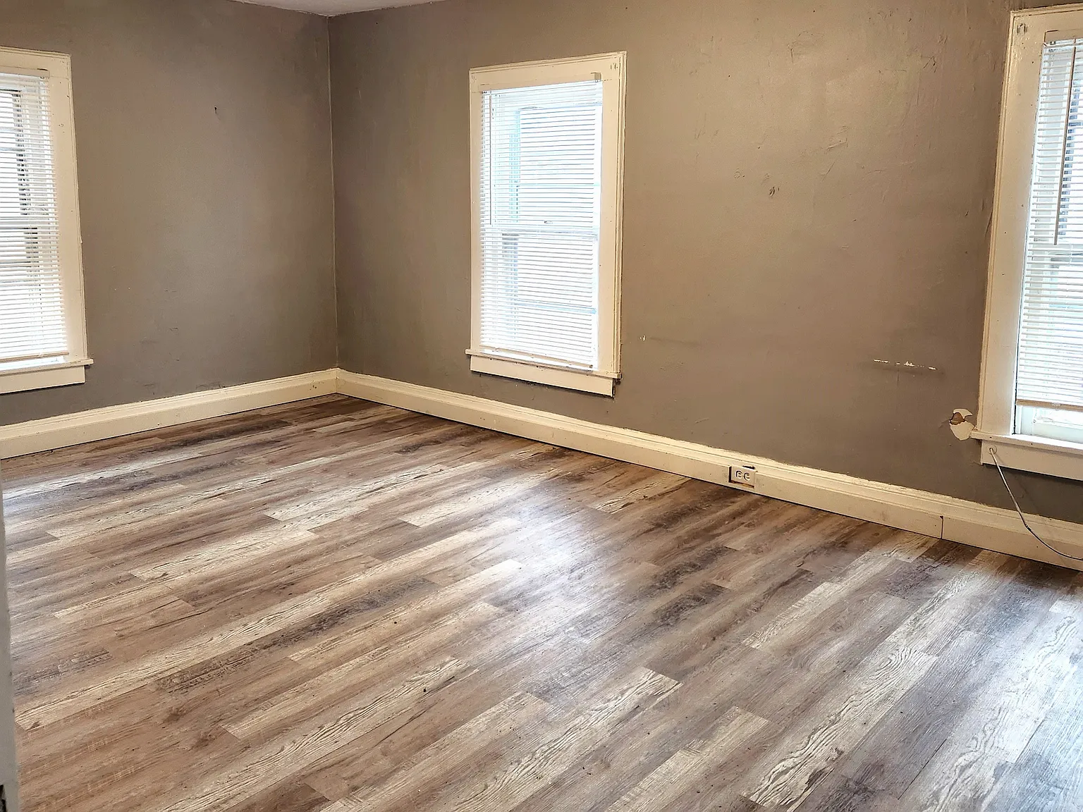 3 bed, $995 — Photo 2
