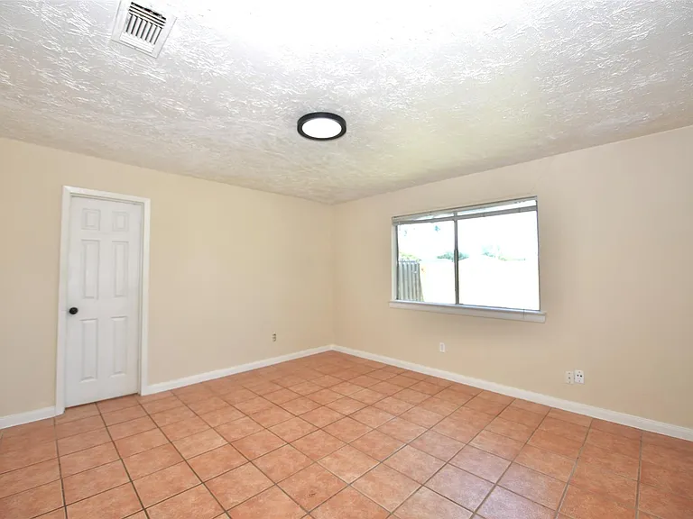 16222 Queensdale Dr — Photo 20