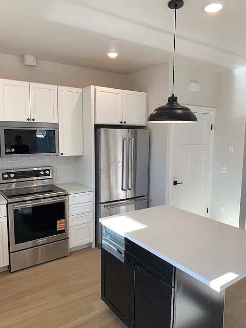2 bed, 950 sqft, $2,400 — Photo 2