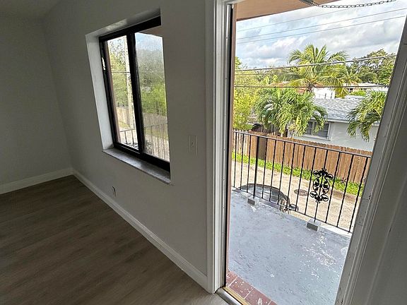 4th image of 2545 Taft St #205