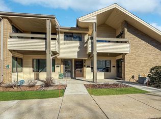 1617 S Carriage Ln, New Berlin, WI 53151