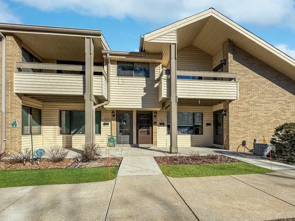 1617 South Carriage LANE, New Berlin, WI 53151