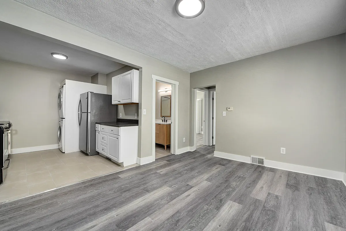 Building Photo - 2485 W 7th St #4