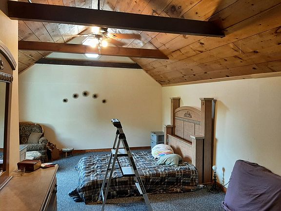 Large 14x25' family room or bedroom with cathedral ceilings