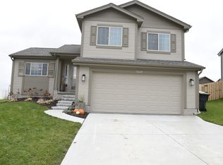 19059 Greenleaf St, Omaha, NE 68136
