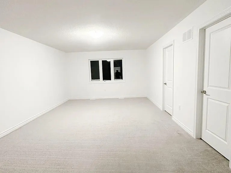 100 Stocks Ave — Photo 8