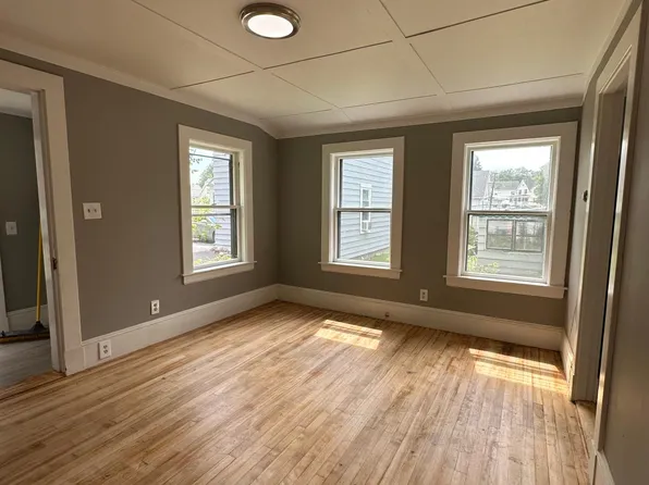 31 Sixth St APT 8, Dover, NH 03820