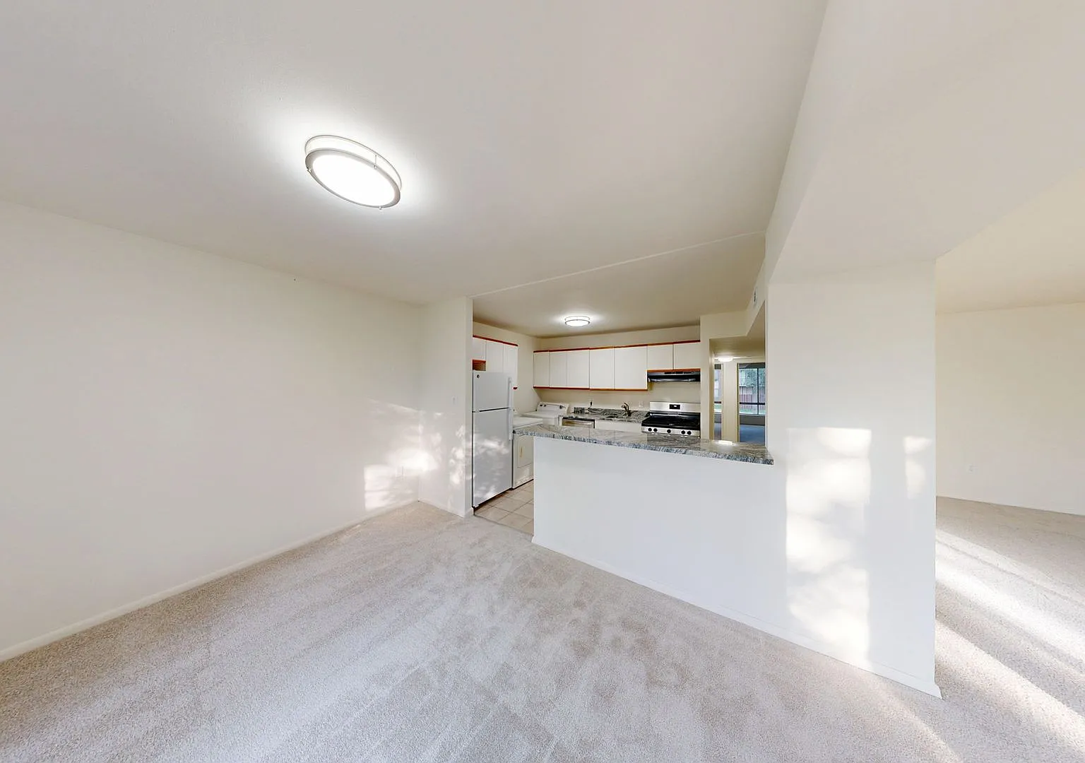 Fresh and ready 2Bed/1Bath - Close to Metro, Shopping, and Dining! — Photo 3