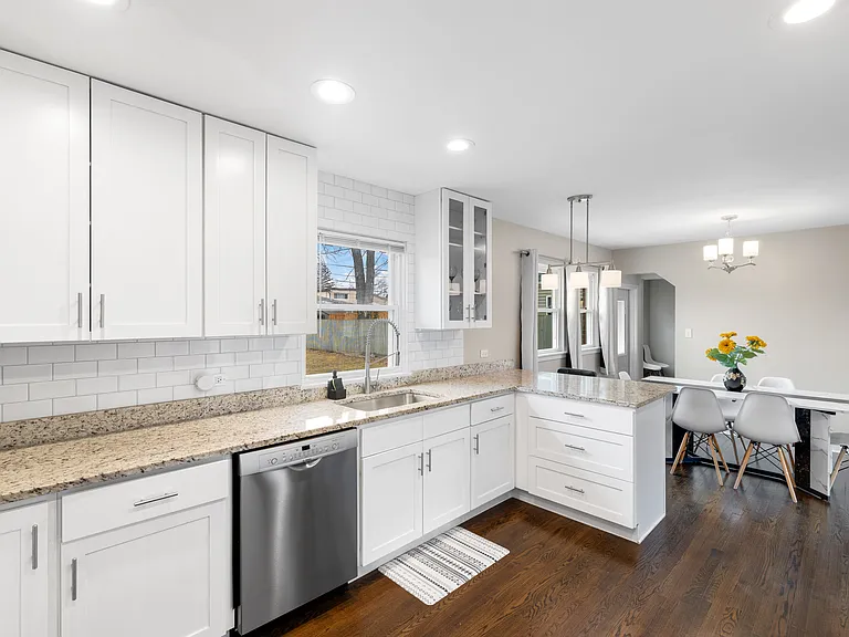 424 W Avery St — Photo 16
