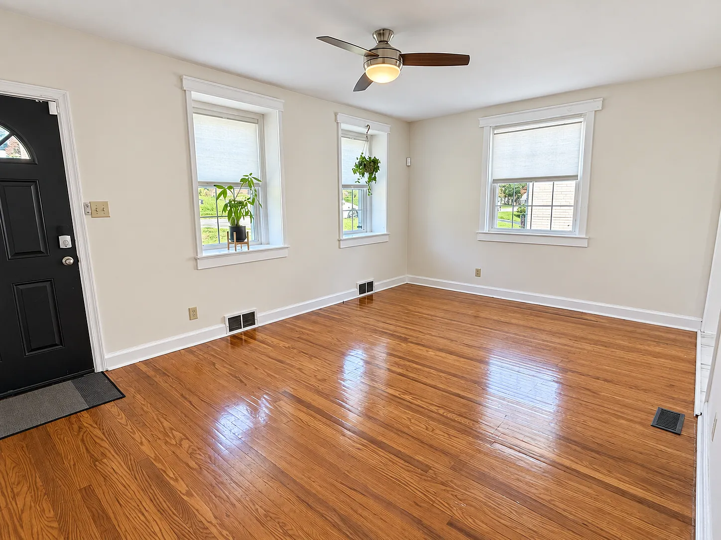 4 bed, 1605 sqft, $3,200 — Photo 3