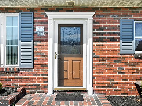 5th image of 214 W Maple St