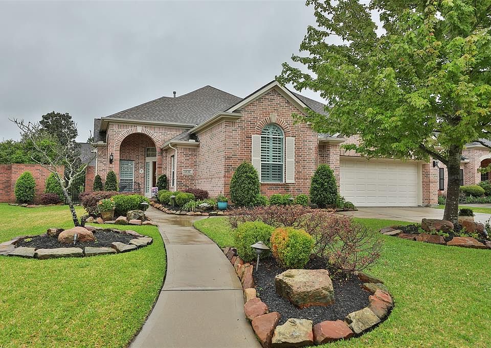 This Gleannloch Farms patio home in the Highlands section will catch your eye with an attractive curb appeal!