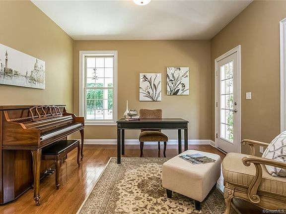 5th image of 376 Rockwood Dr