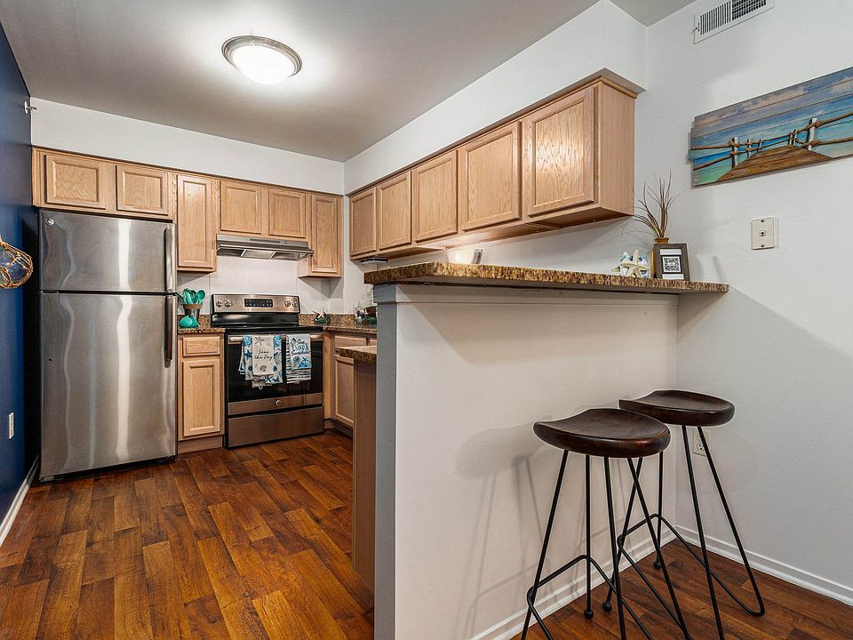 Kitchen with cozy Breakfast Bar at Prentiss Pointe Apartments in Harrison Township, MI