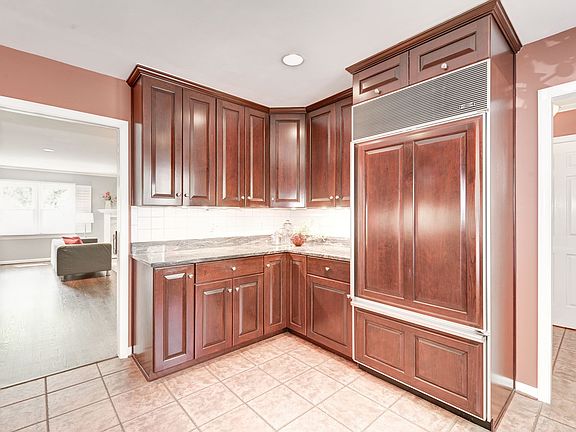 5th image of 1015 N George Mason Dr