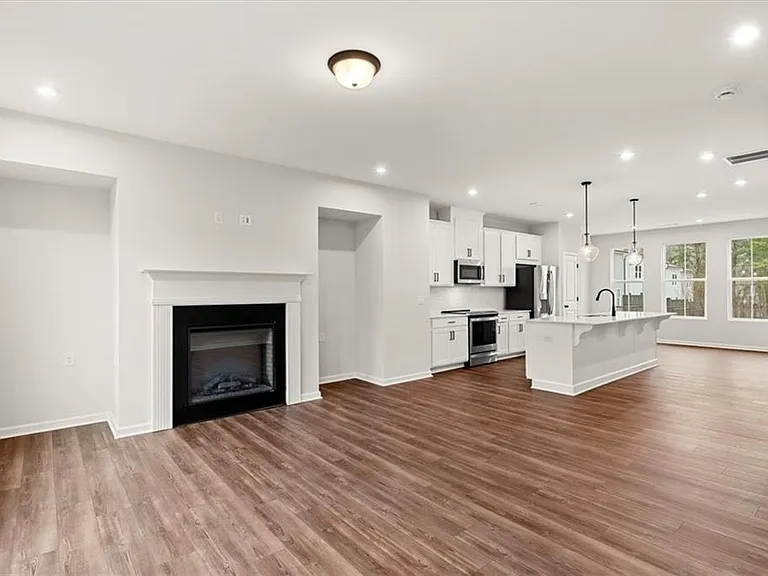 741 Payton Ln — Photo 17