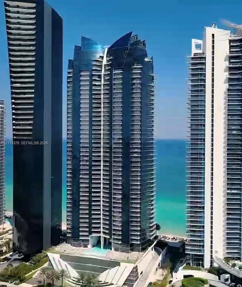 Jade Ocean Condo — Photo 1