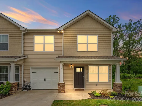 1 Chambers Garden Dr, Arden, NC 28704